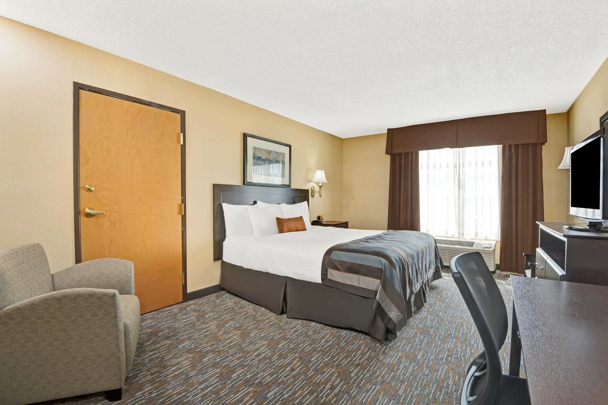 Wingate By Wyndham Cincinnati Blue Ash Exterior photo