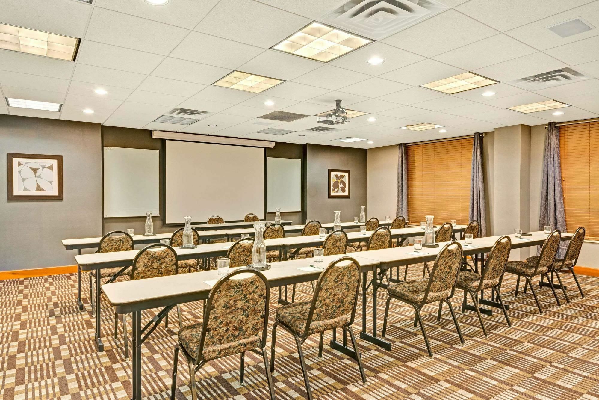 Wingate By Wyndham Cincinnati Blue Ash Exterior photo